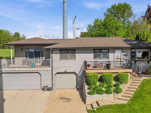 950 Hiawatha Drive, East Dubuque, IL 61025