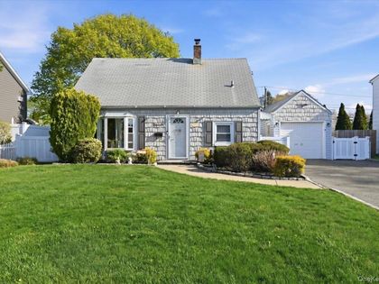 13 Grove Lane Levittown, NY 11756