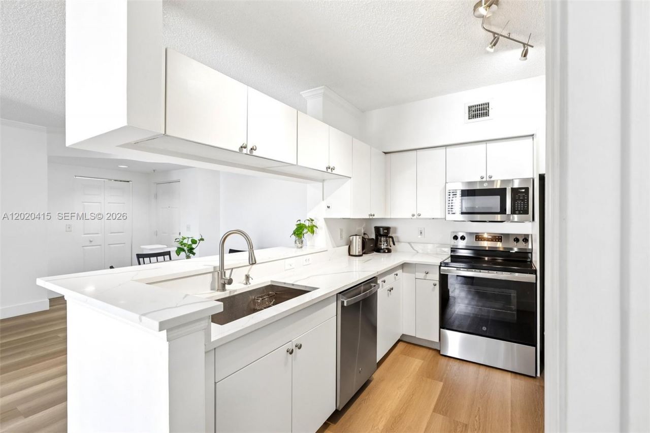 17150 N Bay Rd , Unit 2808, Sunny Isles Beach, FL 33160 Photo