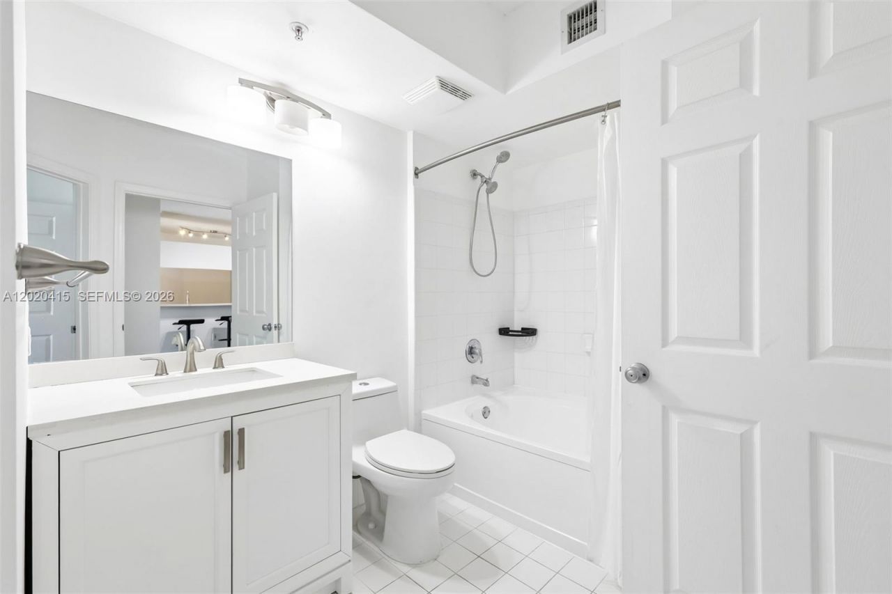 17150 N Bay Rd , Unit 2808, Sunny Isles Beach, FL 33160 Photo