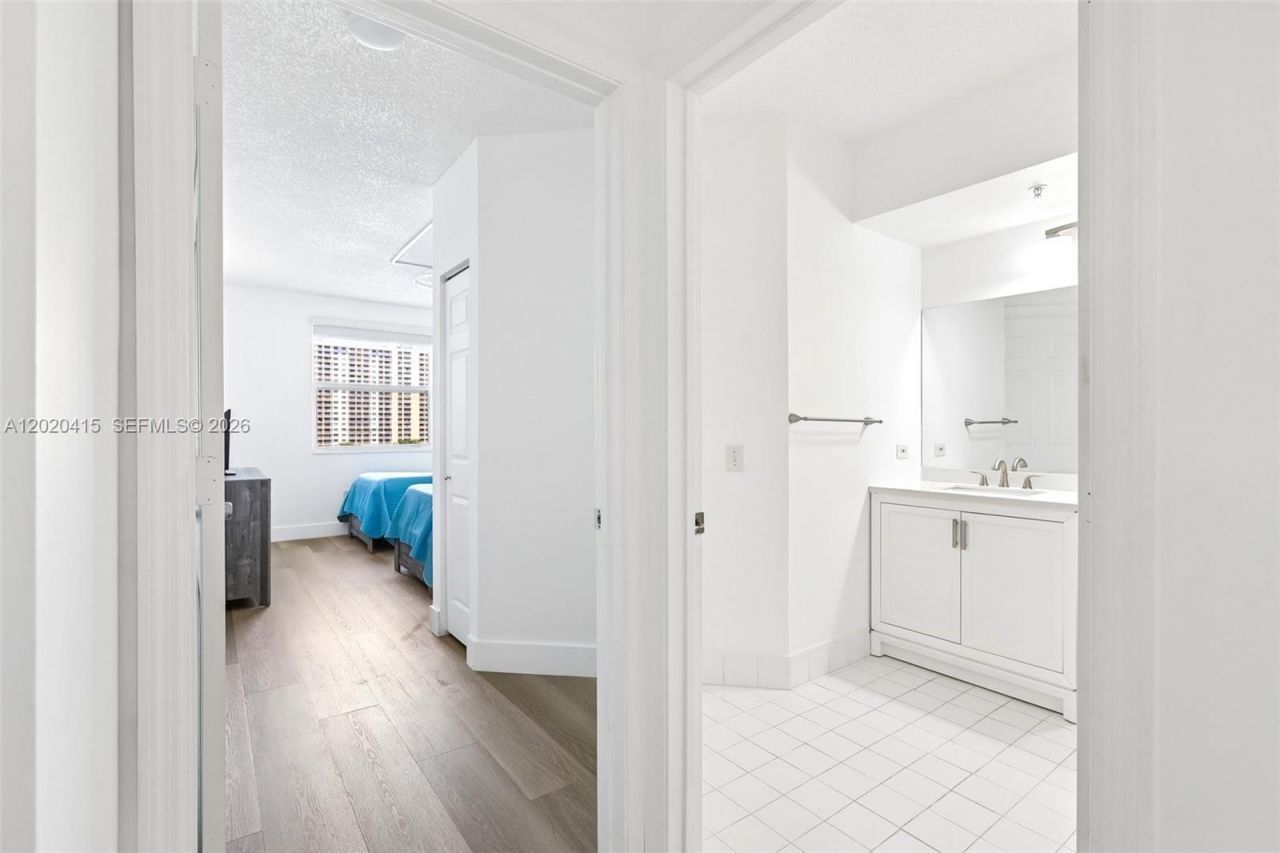 17150 N Bay Rd , Unit 2808, Sunny Isles Beach, FL 33160 Photo