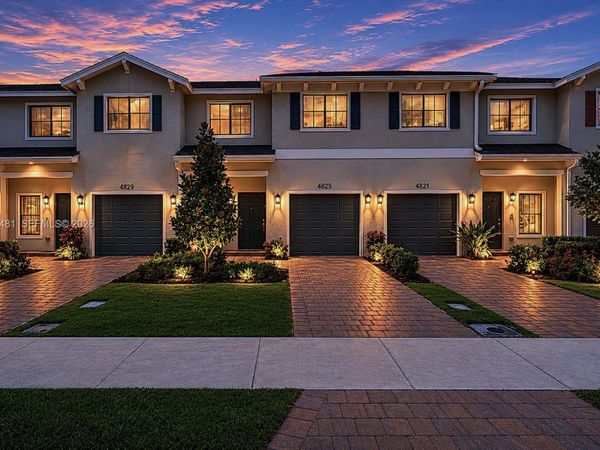 4825 Dillion St , Lake Worth, FL 33463