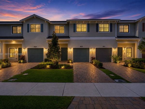 4825 Dillion St , Lake Worth, FL 33463