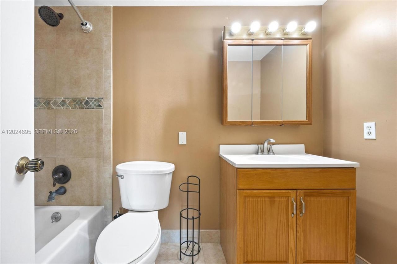 4350 Hillcrest Dr , Unit 1016, Hollywood, FL 33021 Photo