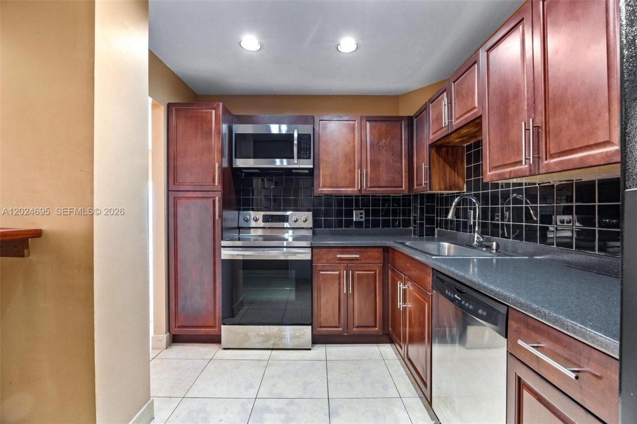 4350 Hillcrest Dr , Unit 1016, Hollywood, FL 33021 Photo