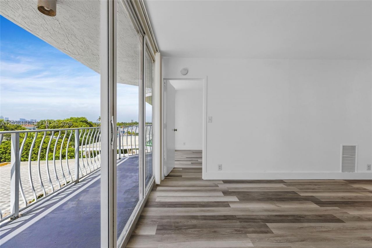7601 E Treasure Dr, Unit 506, North Bay Village, FL 33141 Photo
