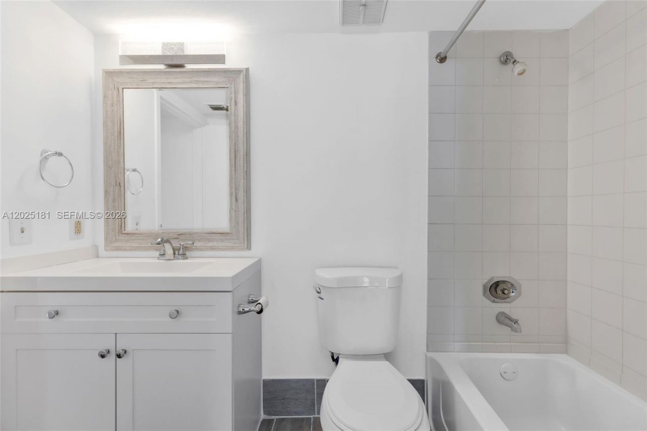 7601 E Treasure Dr, Unit 506, North Bay Village, FL 33141 Photo