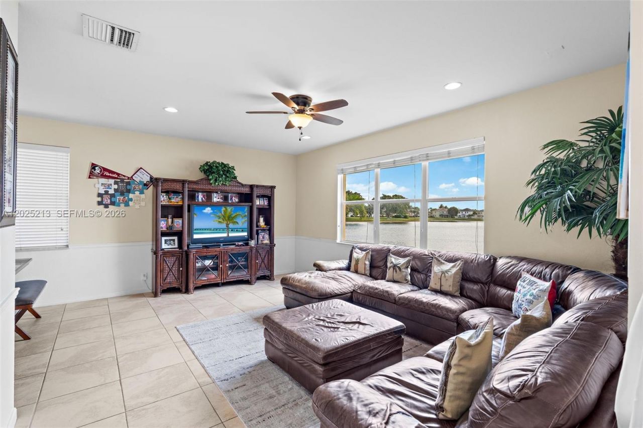 116 Berenger Walk, Royal Palm Beach, FL 33414 Photo