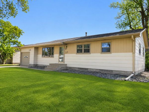 1417 S 6th Street, Aberdeen, SD 57401