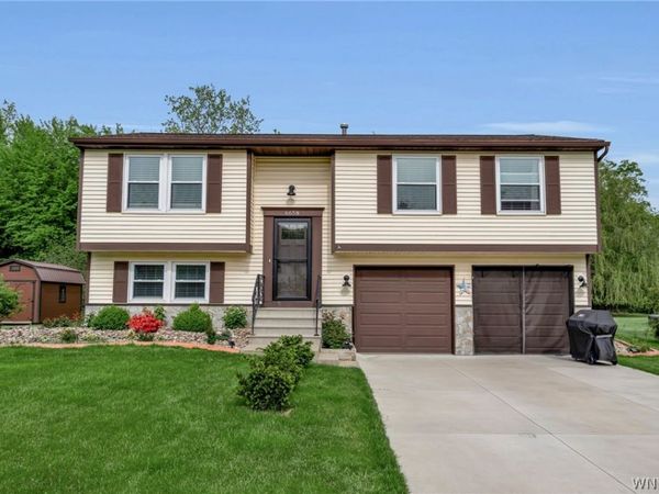 6658 Royal Parkway S, Lockport, NY 14094
