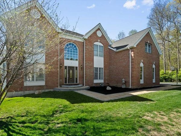 7 Dickinson Circle, Shrewsbury, MA 01545