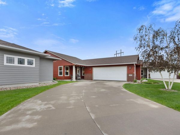 3205 S Manifold Ave, Sioux Falls, SD 57110