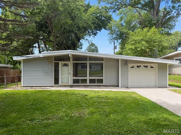 1015 Robinwood Drive , Florissant, MO 63033