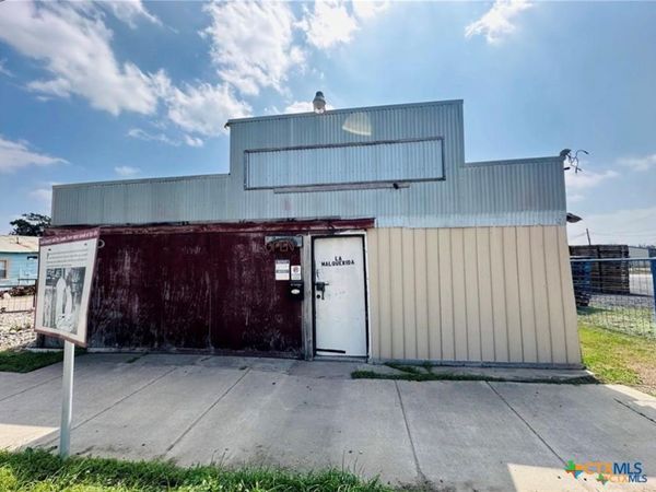 307 W Central Avenue , Nixon, TX 78140