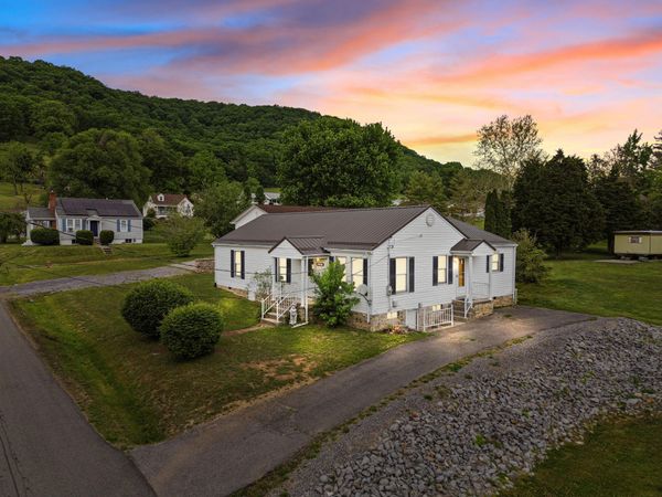 119 Mountain View Dr, Rich Creek, VA 24147