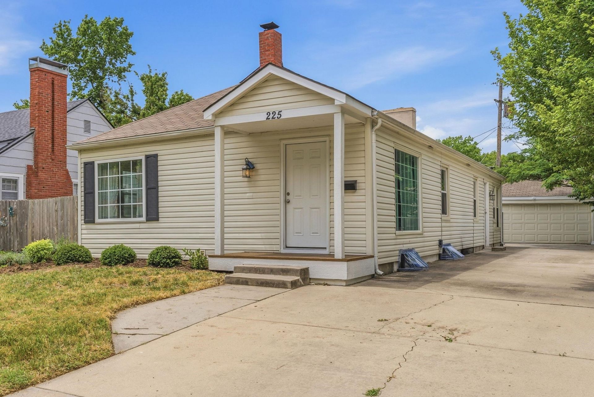 225 S Bleckley Dr, Wichita, KS 67218 Main Photo