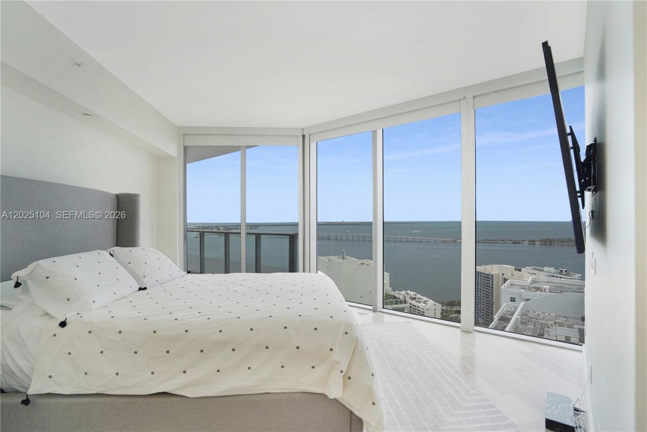 1300 Brickell Bay Dr, Unit 3402, Miami, FL 33131 Photo