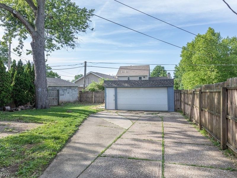 8324 Chesterfield Avenue, Parma, OH 44129 Photo 28