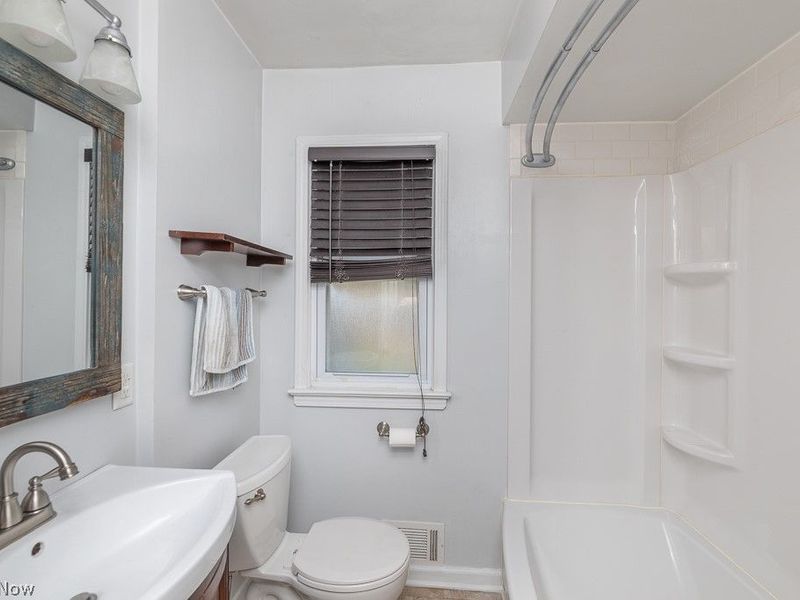8324 Chesterfield Avenue, Parma, OH 44129 Photo 9
