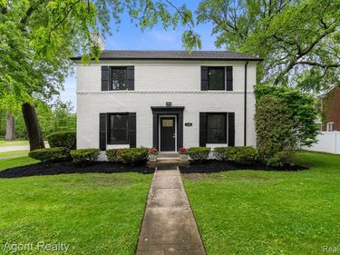 1894 Broadstone Road, Grosse Pointe Woods, MI 48236