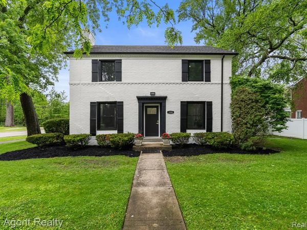 1894 Broadstone Road, Grosse Pointe Woods, MI 48236
