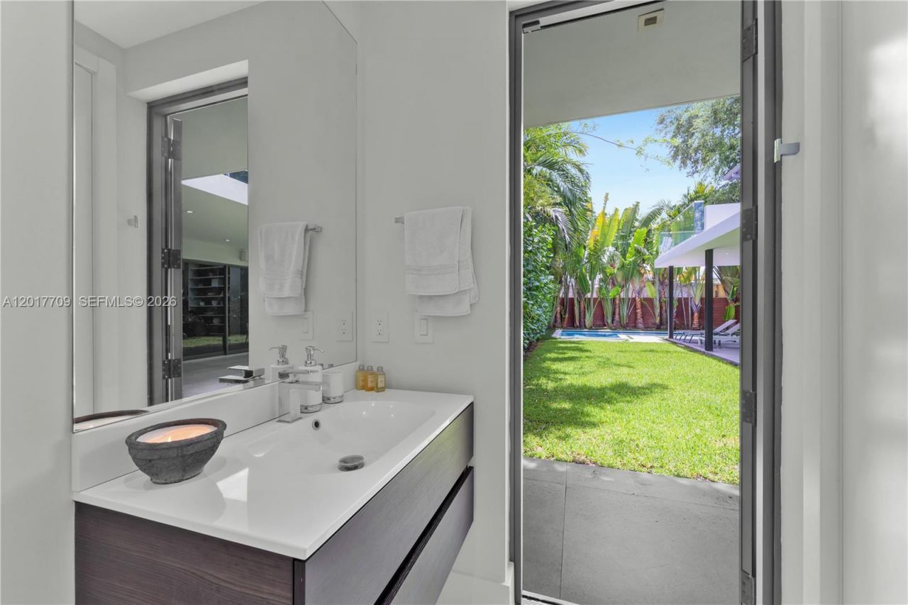 10 Samana Dr , Miami, FL 33133 Photo