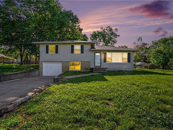 305 Hawthorne Street, Smithville, MO 64089