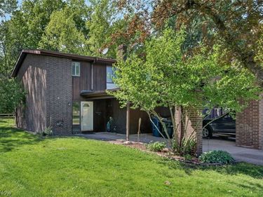 9582 Fernwood Drive, Olmsted Falls, OH 44138