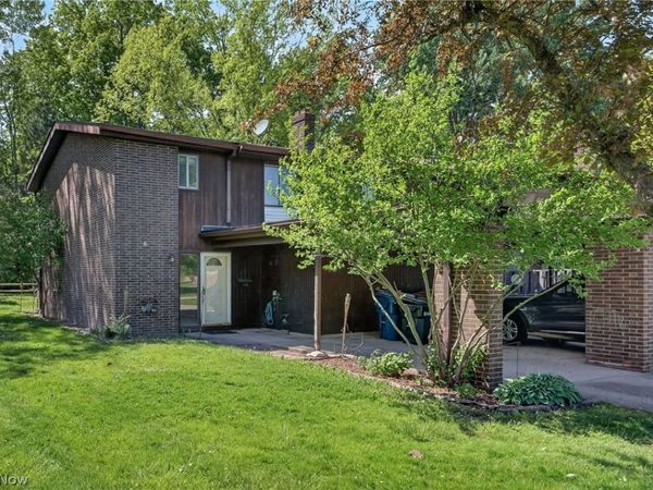 9582 Fernwood Drive , Olmsted Falls, OH 44138