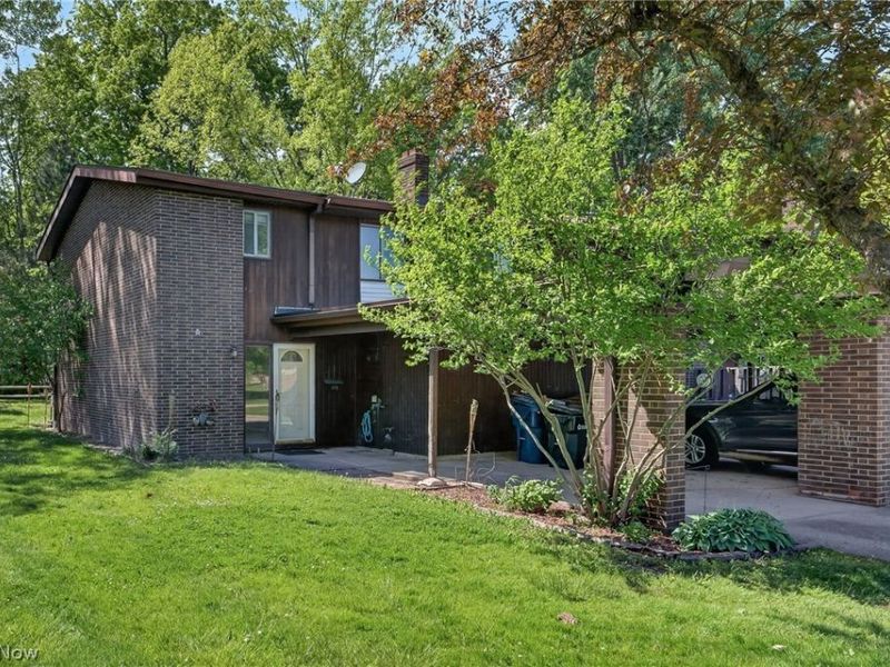 9582 Fernwood Drive, Olmsted Falls, OH 44138 Photo 1