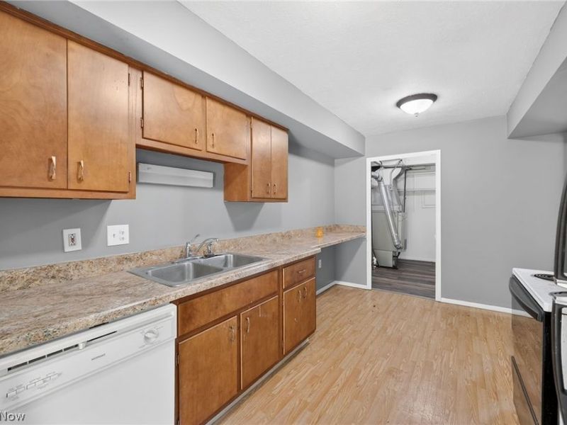 9582 Fernwood Drive, Olmsted Falls, OH 44138 Photo 12