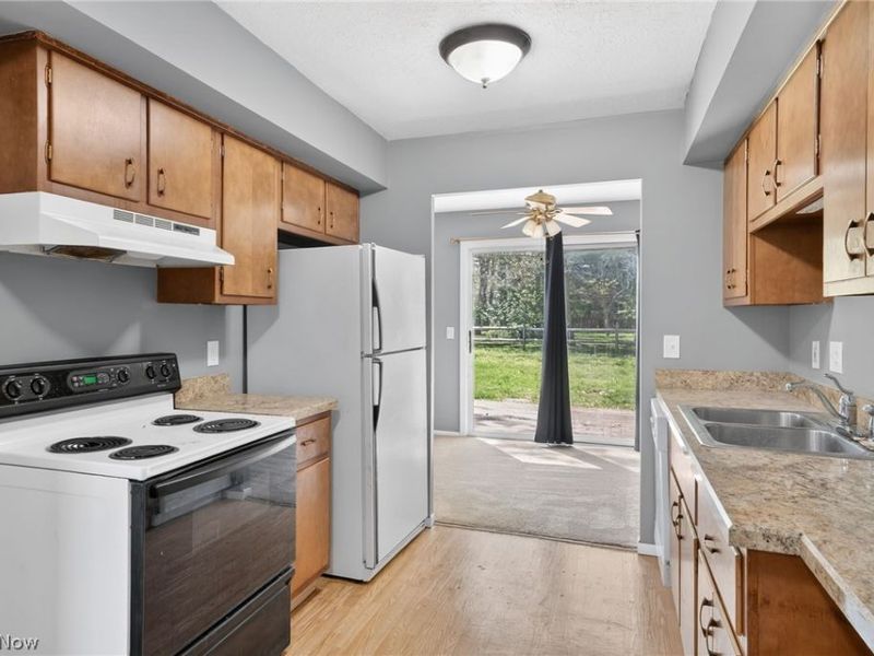 9582 Fernwood Drive, Olmsted Falls, OH 44138 Photo 13