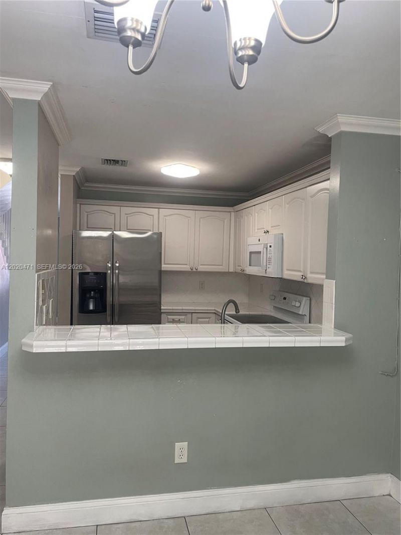 655 W 68th St, Unit 4, Hialeah, FL 33014 Photo