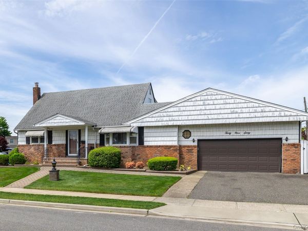 3960 Wellwood Road , Seaford, NY 11783