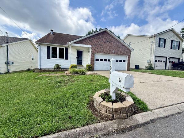 104 Edgehill Ln, Hendersonville, TN 37075
