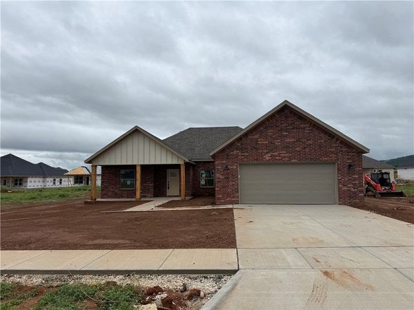 140 N Bloodhound Avenue , Farmington, AR 72730