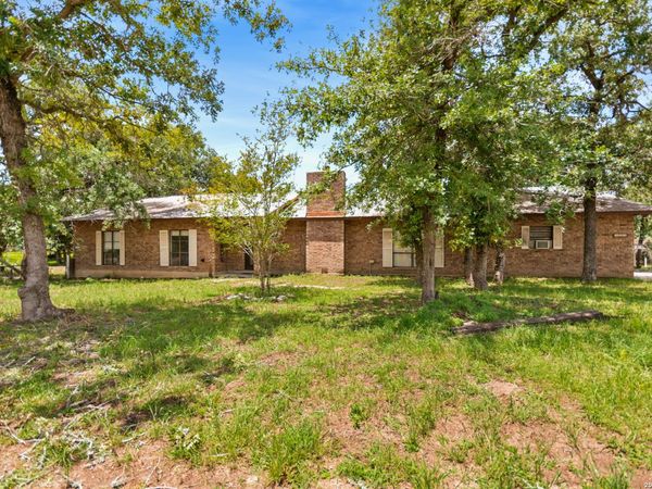 1882 DEER TRL, Floresville, TX 78114