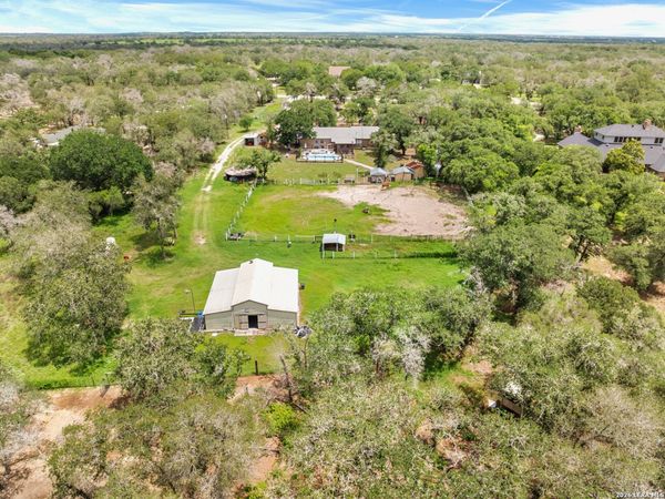 1882 DEER TRL, Floresville, TX 78114