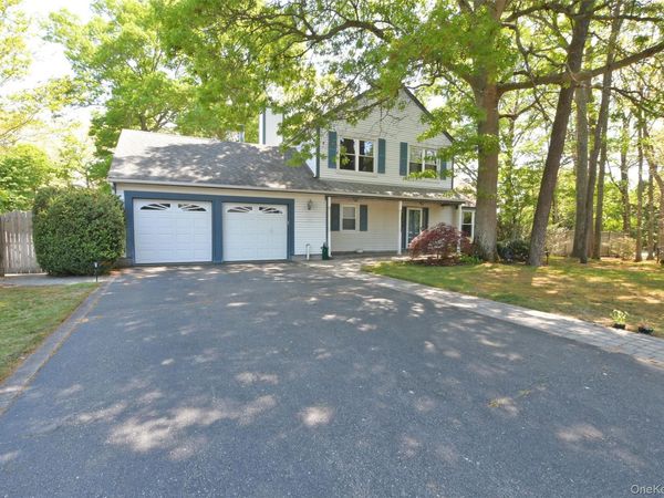 1 Gregg Lane , Coram, NY 11727