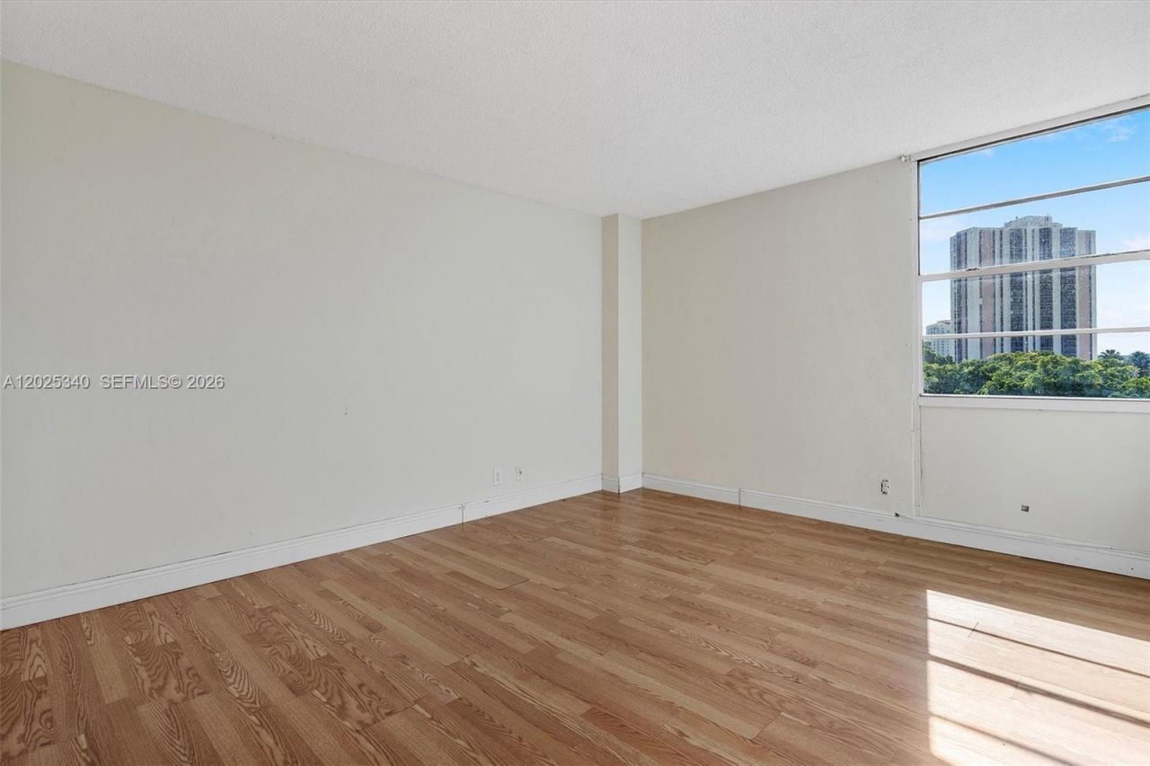 3101 N Country Club Dr , Unit 504, Aventura, FL 33180 Photo