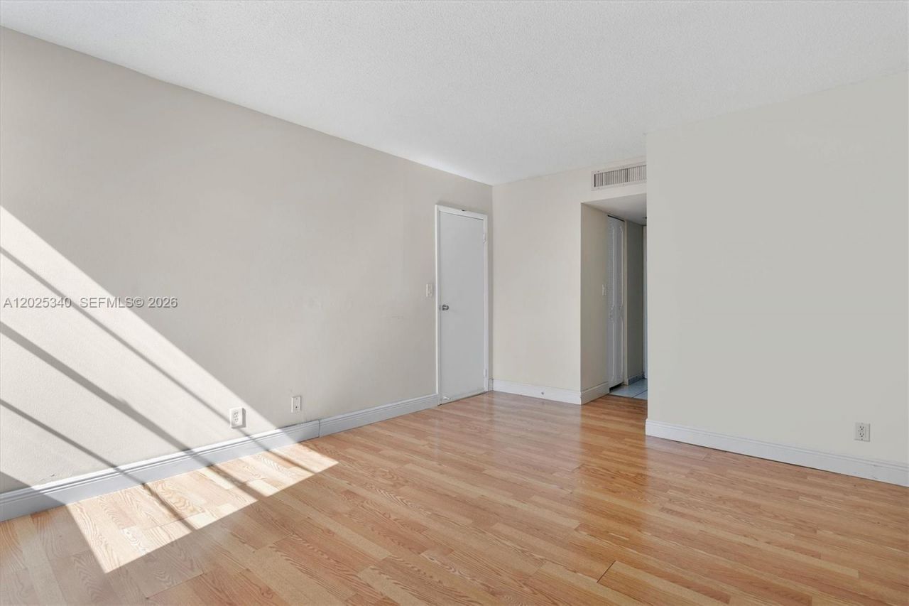 3101 N Country Club Dr , Unit 504, Aventura, FL 33180 Photo