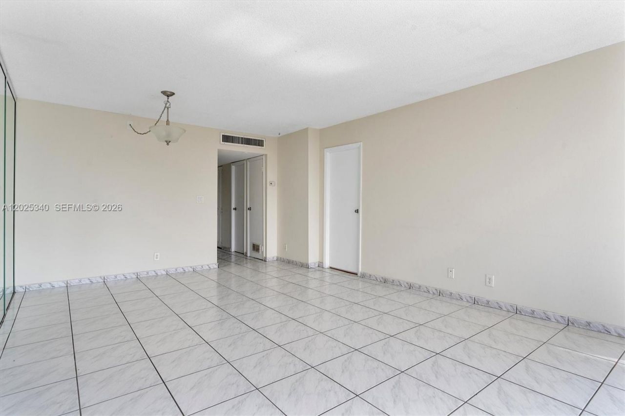 3101 N Country Club Dr , Unit 504, Aventura, FL 33180 Photo