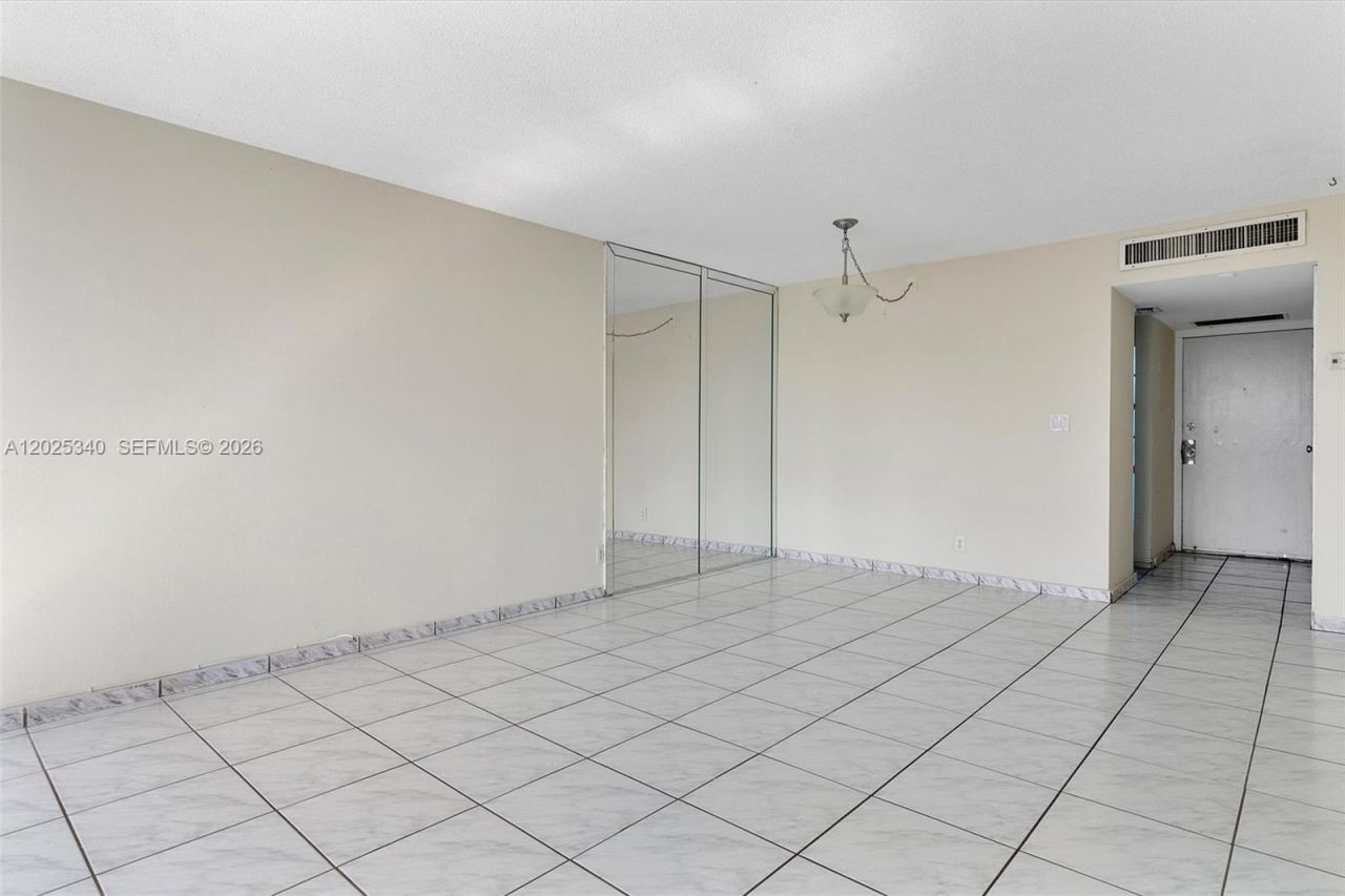 3101 N Country Club Dr , Unit 504, Aventura, FL 33180 Photo