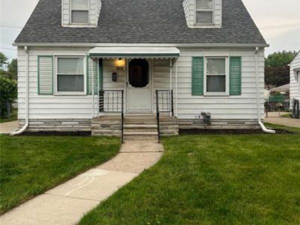 8277 N Sterling , Center Line, MI 48015