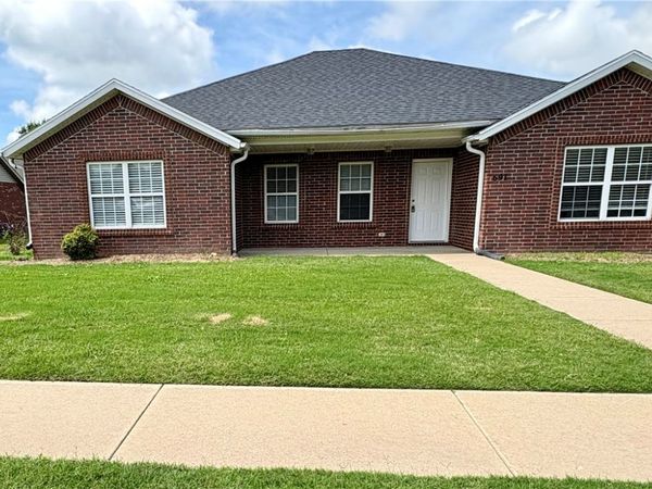 691 N Meadowlands Drive , Fayetteville, AR 72704