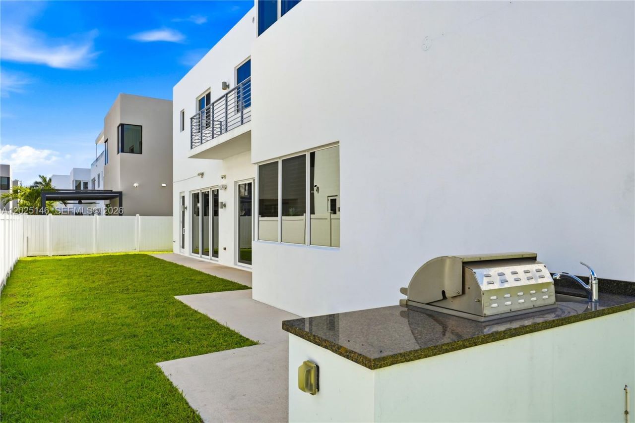 7525 NW 103rd Pl , Doral, FL 33178 Photo