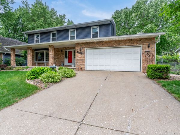 4310 Amesbury Drive, Bettendorf, IA 52722