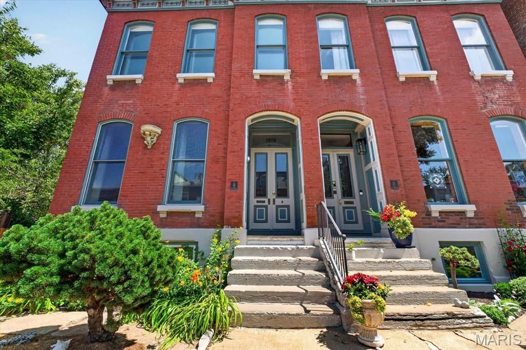 1919 Hickory Street, Saint Louis, MO 63104 Main Photo