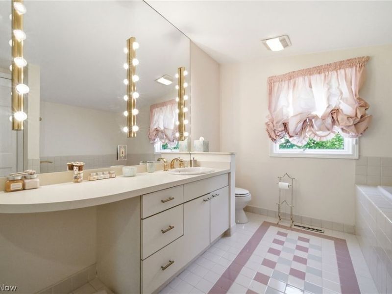 2081 Temblethurst Road, Cleveland, OH 44121 Photo 27