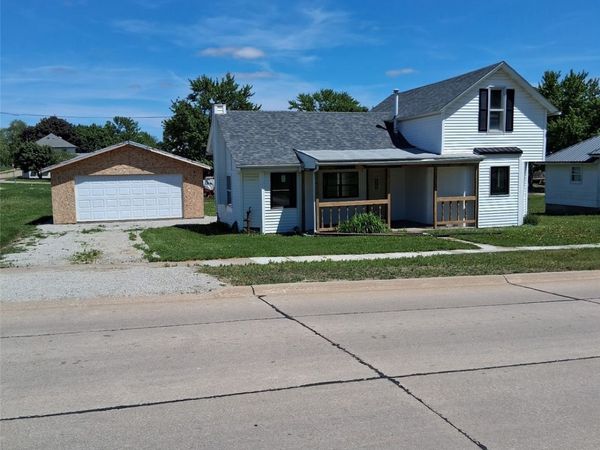 4 Wood St , Urbana, IA 52345